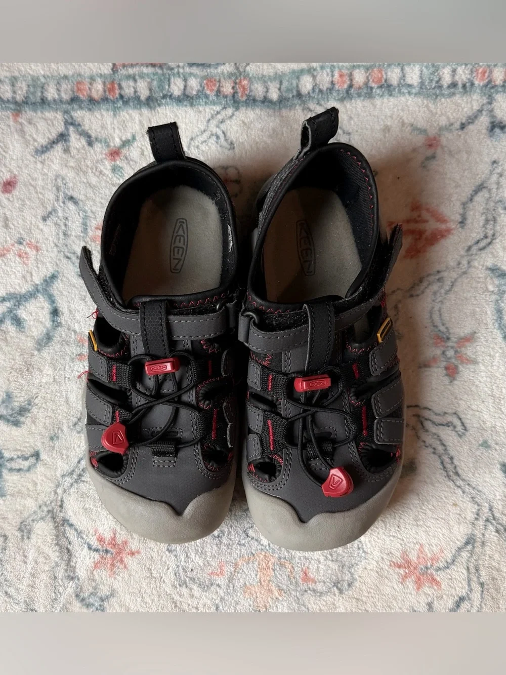 KEEN Kids Newport H2 closed-toe sandals in black, gray & red